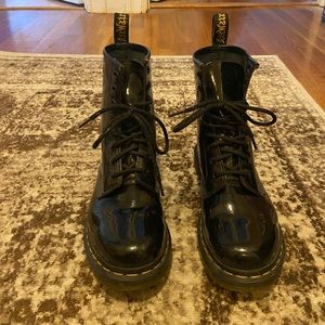 1490 WOMEN'S PATENT LEATHER LACE UP BOOTS